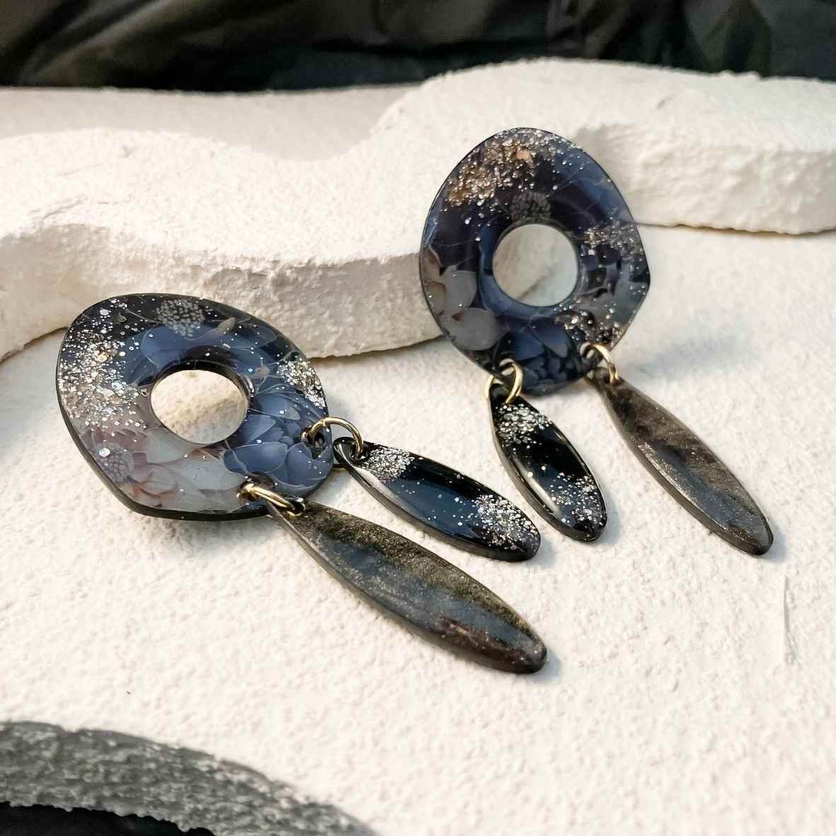 Keelin Design, Handgemaakte Oorbellen · Freya · Statement Oorbellen · Floral Beige (close-up)