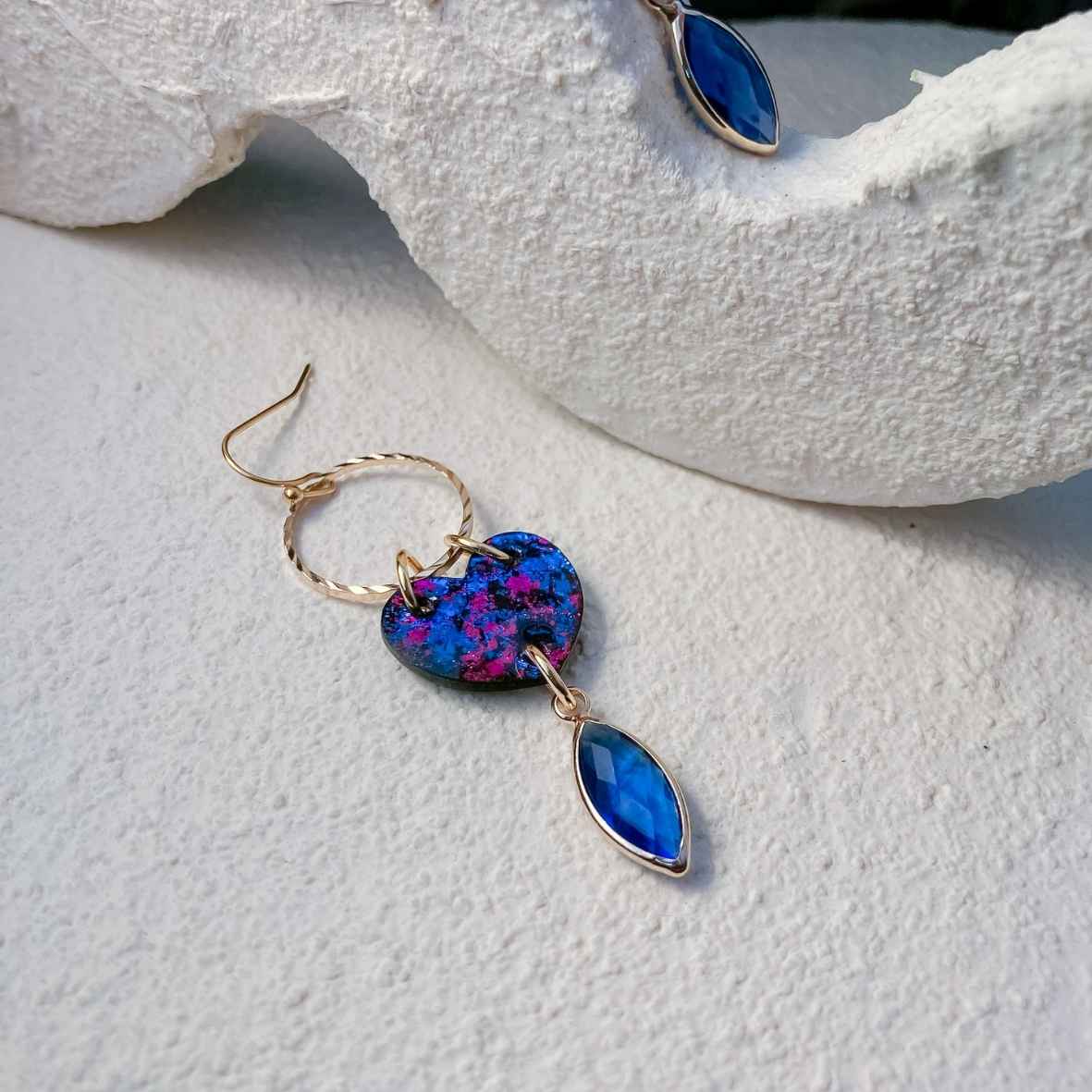 Keelin Design, Handgemaakte Oorbellen · Isabelle · Statement Hartjes Oorbellen bpz · Glashanger (close-up)