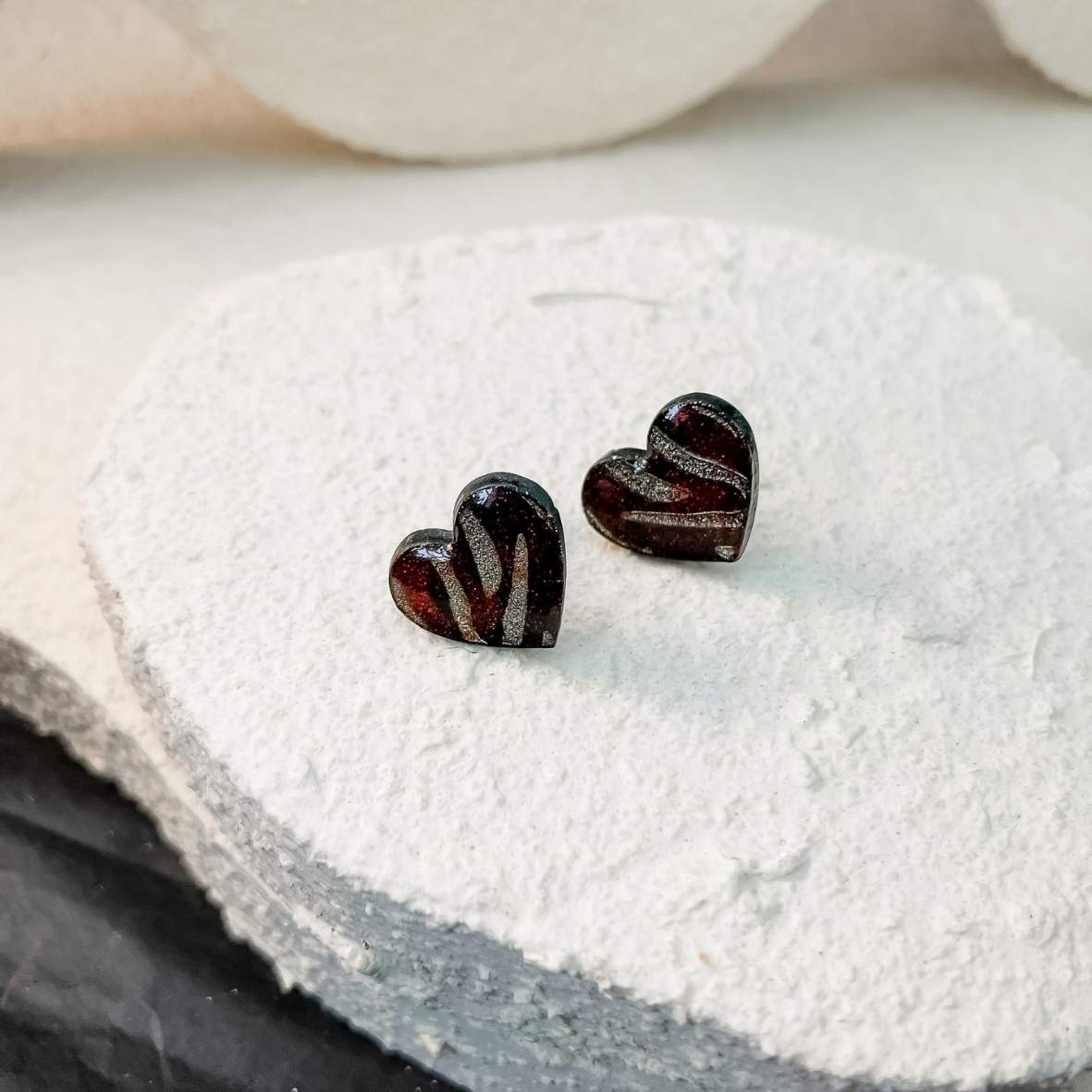 Keelin Design, Handgemaakte Oorbellen · Lia · MINI Hartjes Oorstekers met Metallic Gouden Zebra Gravure · Rood