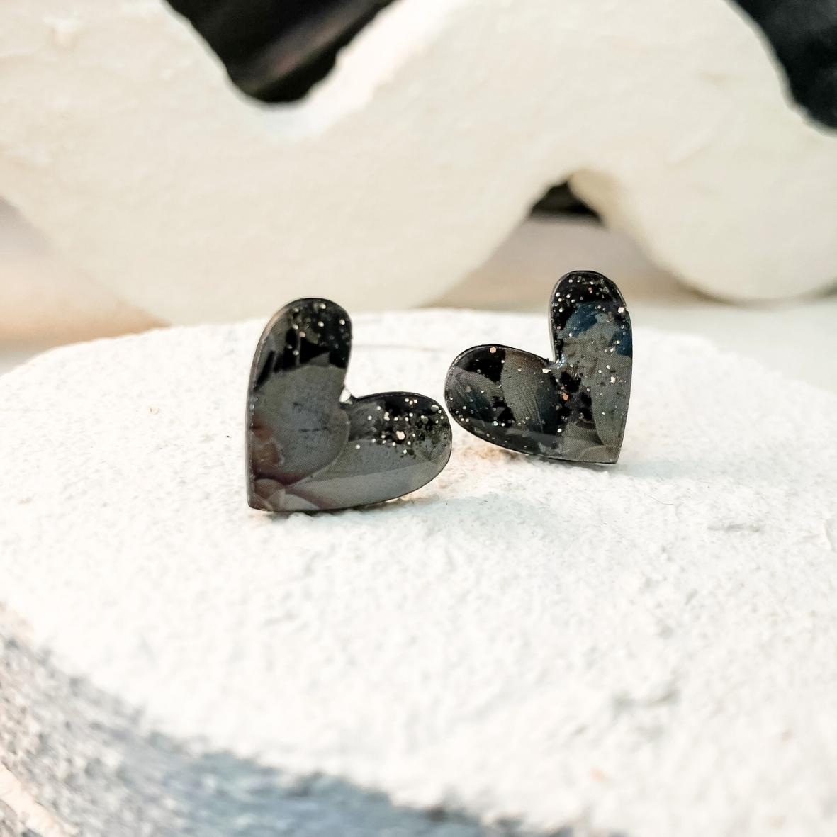 Keelin Design, Handgemaakte Oorbellen · Lilou · MINI Hartjes Oorstekers · Floral Zwart (close-up)