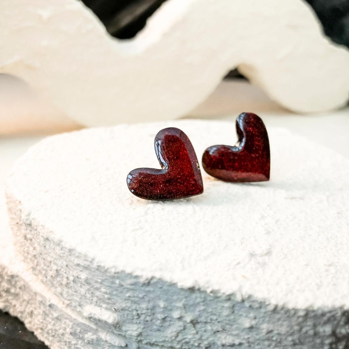 Keelin Design, Handgemaakte Oorbellen · Lilou · MINI Hartjes Oorstekers · Rood (close-up)