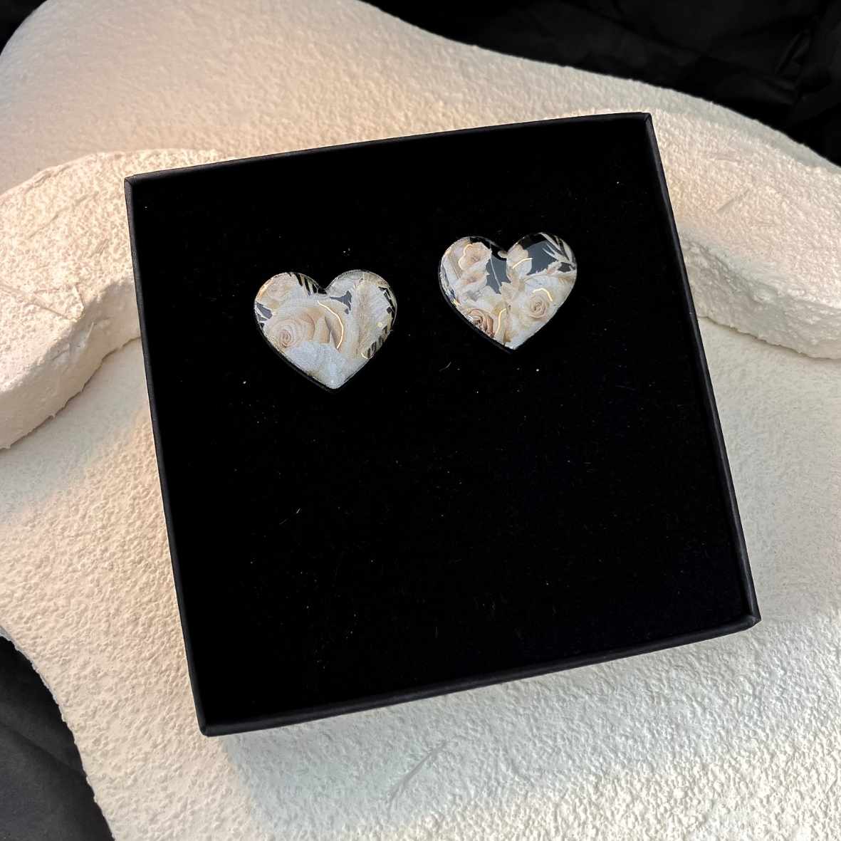 Keelin Design, Handgemaakte Oorbellen · Pearl · Hartjes Oorbellen · Gouden Ochtendbloesem (in doosje)