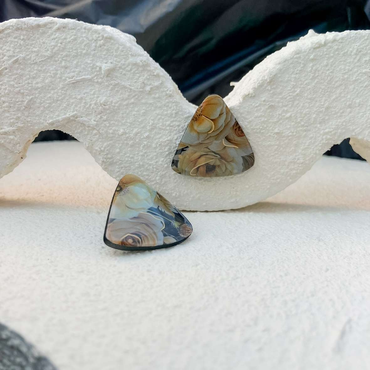 Keelin Design, Handgemaakte Oorbellen · Sofia · Driehoek Midi Oorbellen · Gouden Ochtendbloesem