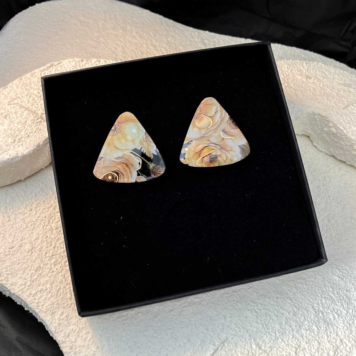 Keelin Design, Handgemaakte Oorbellen · Sofia · Driehoek Midi Oorbellen · Gouden Ochtendbloesem (in doosje)