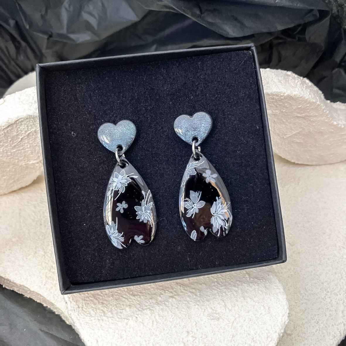 Keelin Design · Sophia · Hartjes Oorbellen · Witte Bloemen (in doosje)