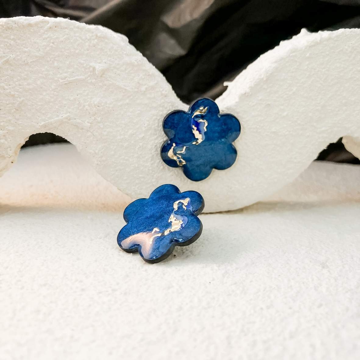 Keelin Design, Handgemaakte Oorbellen · Blair · Bloemen Oorstekers · Blauw (close-up)