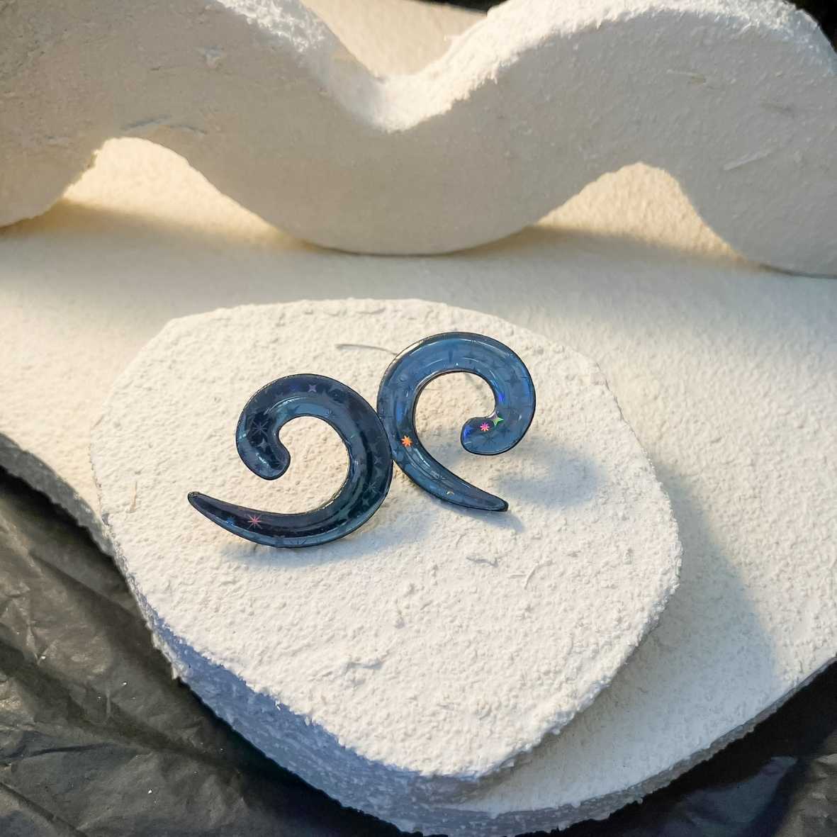 Keelin Design, Handgemaakte Oorbellen · Celeste · Swirl Oorbellen · Holografisch