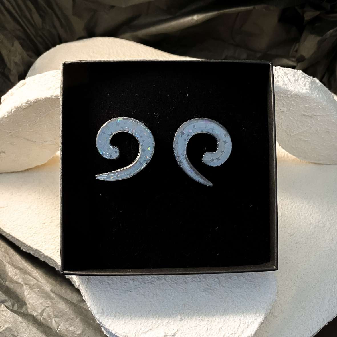 Keelin Design, Handgemaakte Oorbellen · Celeste · Swirl Oorbellen · Holografisch (in doosje)