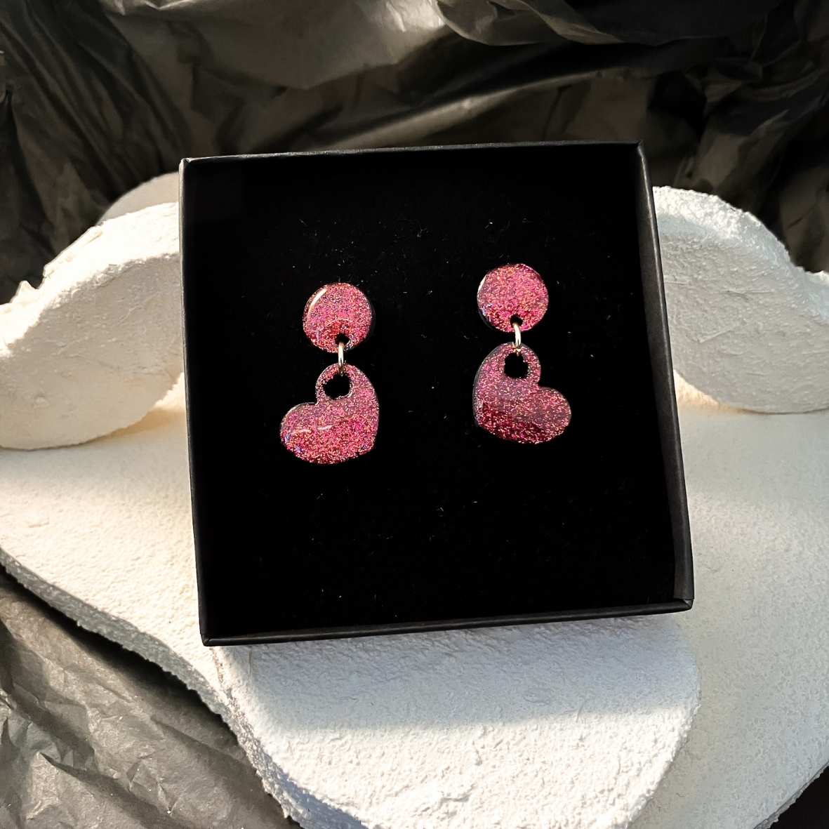 Keelin Design, Handgemaakte Oorbellen · Cora · Hartjes Oorbellen · Koraal Glitter (in doosje)