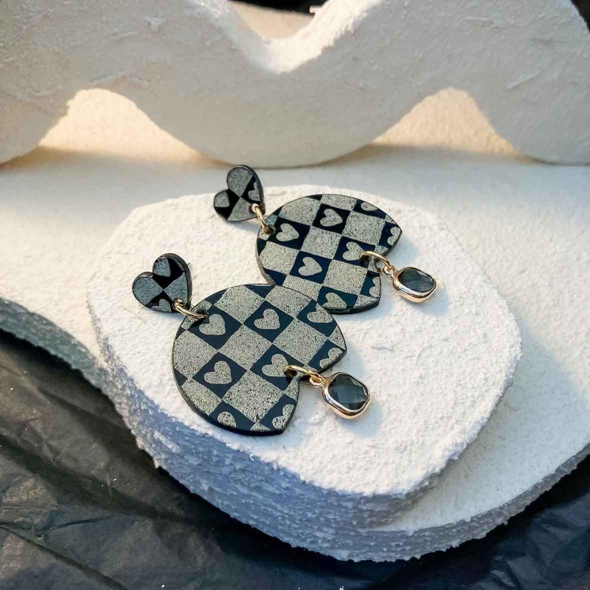 Keelin Design, Handgemaakte Oorbellen · Elise · Statement Oorbellen · Glashanger · Gouden Hartjes Gravure