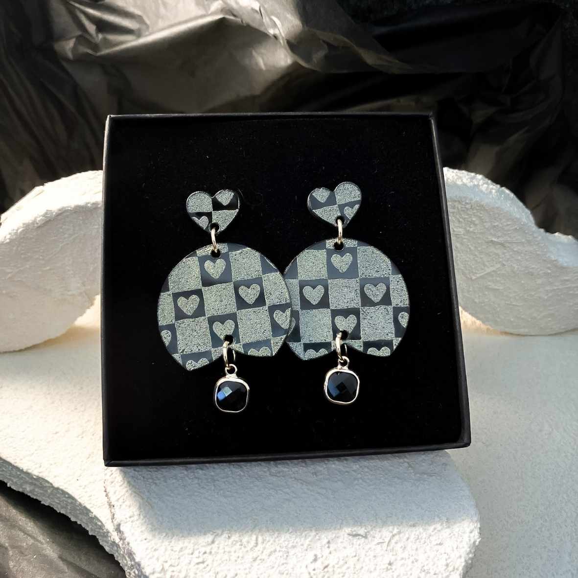 Keelin Design, Handgemaakte Oorbellen · Elise · Statement Oorbellen · Glashanger · Gouden Hartjes Gravure (in doosje)