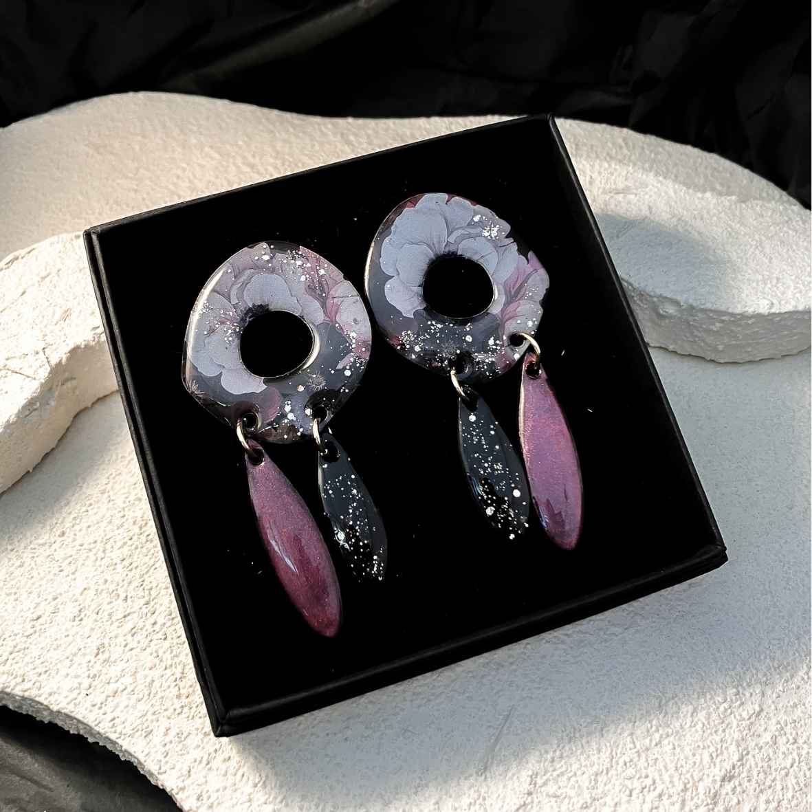 Keelin Design, Handgemaakte Oorbellen · Freya · Statement Oorbellen · Floral Burgundy (in doosje)