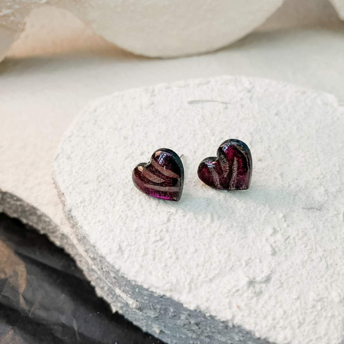 Keelin Design, Handgemaakte Oorbellen · Lia · MINI Hartjes Oorstekers met Metallic Gouden Zebra Gravure · Magenta