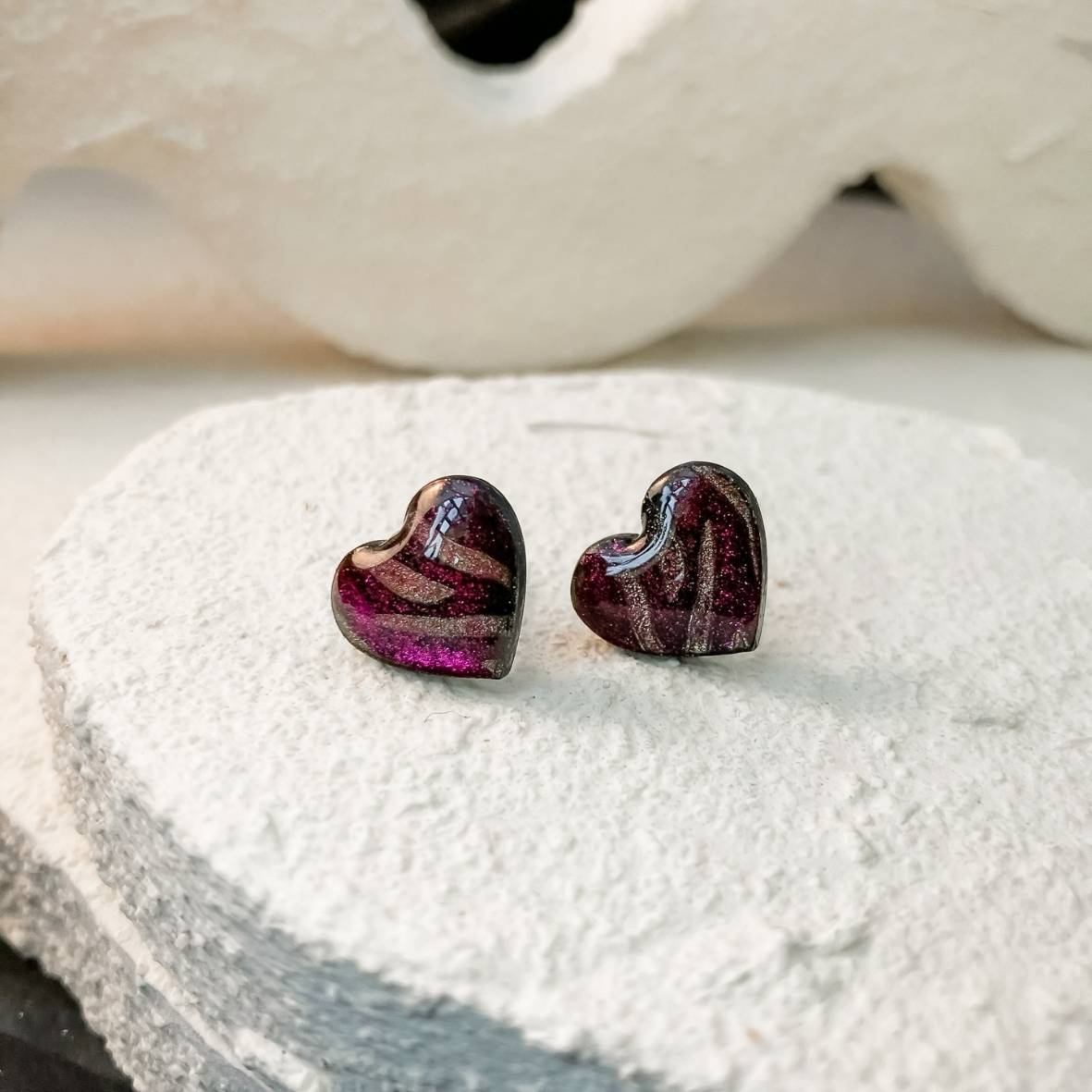 Keelin Design, Handgemaakte Oorbellen · Lia · MINI Hartjes Oorstekers met Metallic Gouden Zebra Gravure · Magenta (close-up)