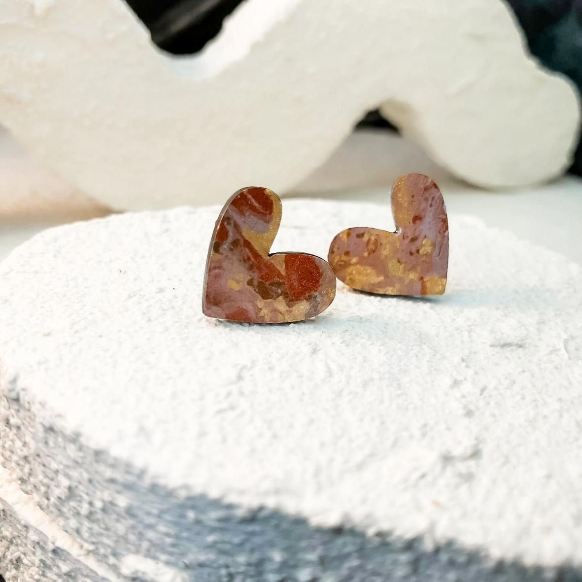 Keelin Design, Handgemaakte Oorbellen · Lilou · MINI Hartjes Oorstekers · Handgeschilderd Metallic (close-up)