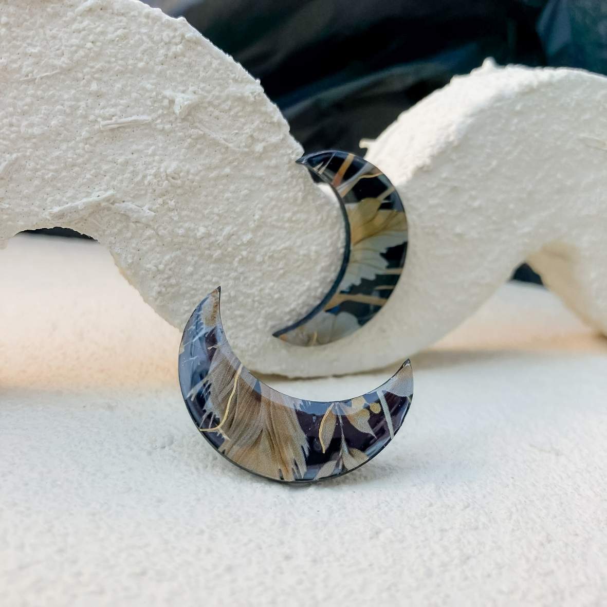 Keelin Design, Handgemaakte Oorbellen · Maan Oorbellen · Gouden Ochtendbloesem (close-up)