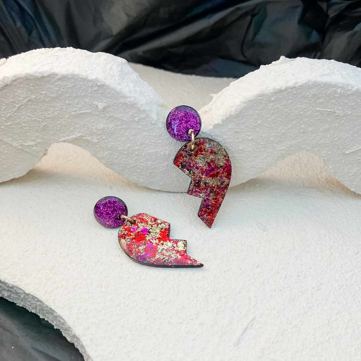 Keelin Design, Handgemaakte Oorbellen · Noor · Gebroken Hart Oorbellen · Metallic Flakes Goud Paars Rood