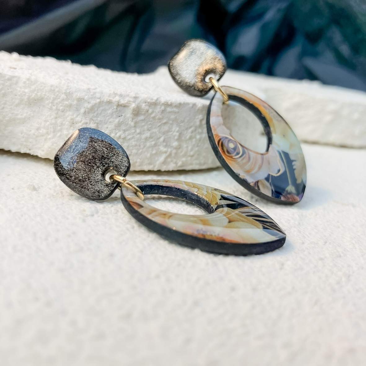 Keelin Design, Handgemaakte Oorbellen · Trix · Marquise Vorm Midi Oorbellen (close-up) · Gouden Ochtendbloesem