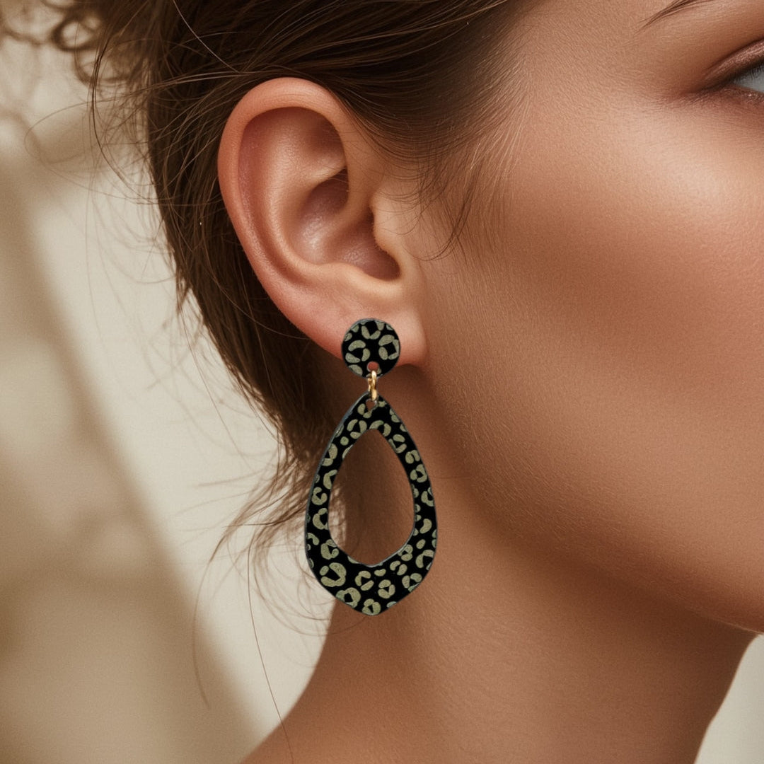 Keelin Design - Handmade Jewelry - Zara Statement oorbellen - Unieke laser-cut acryl oorbellen - Leopard statement oorbellen - Lichtgewicht oorbellen - Druppel oorbellen