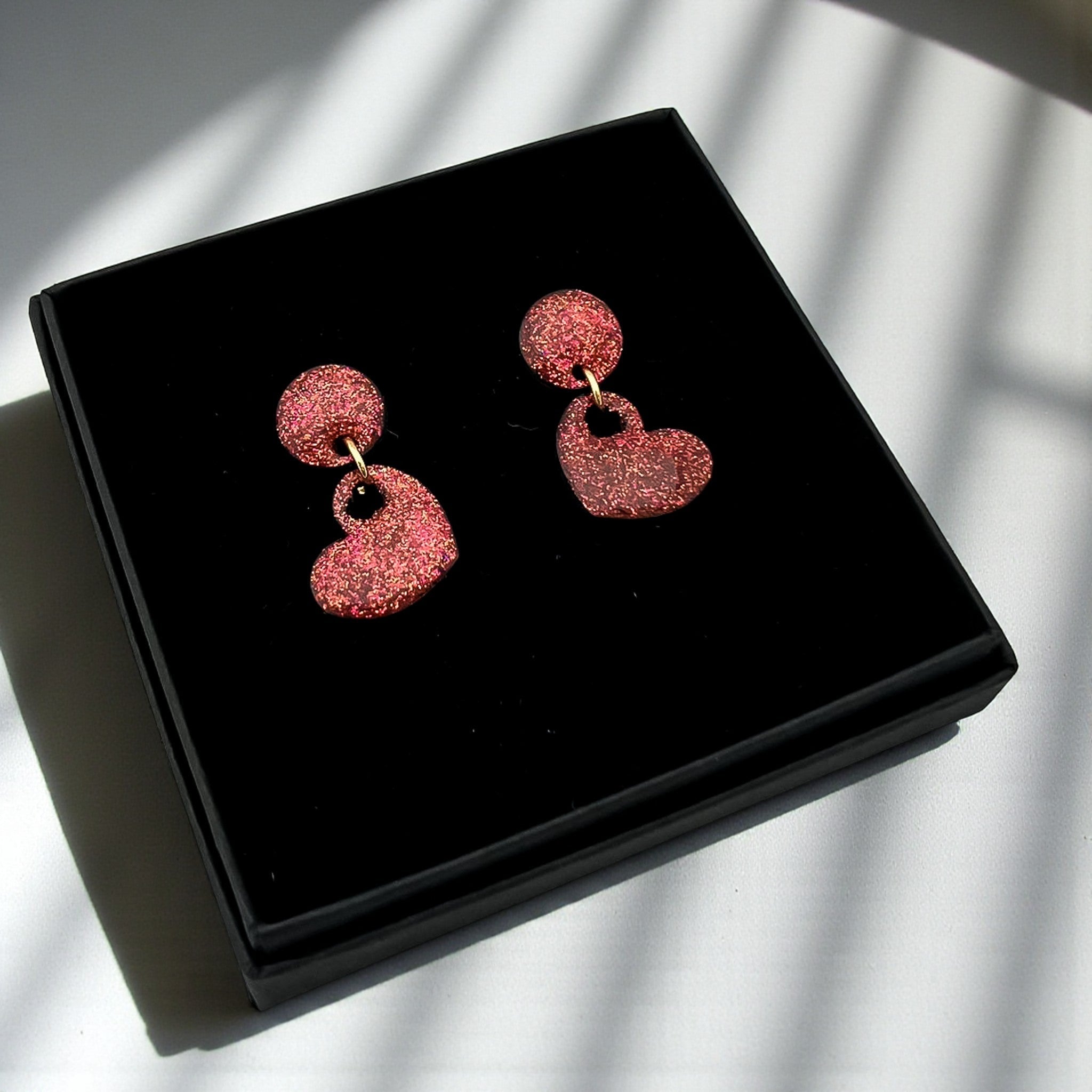 Cora – Mini Hartjes Oorstekers in Koraal Glitter - Keelin Design