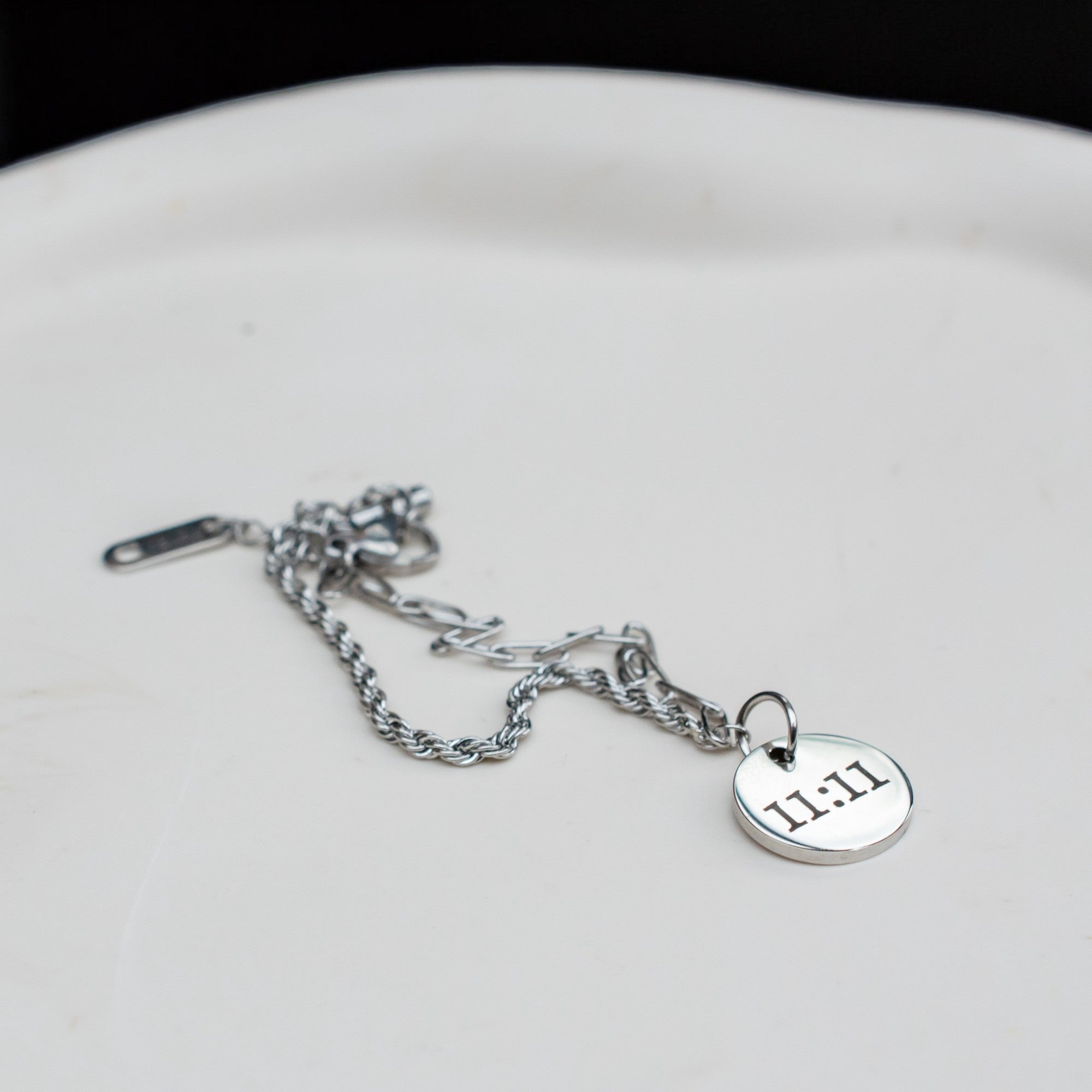 Gepersonaliseerde Armband met Ronde Hanger - Keelin Design