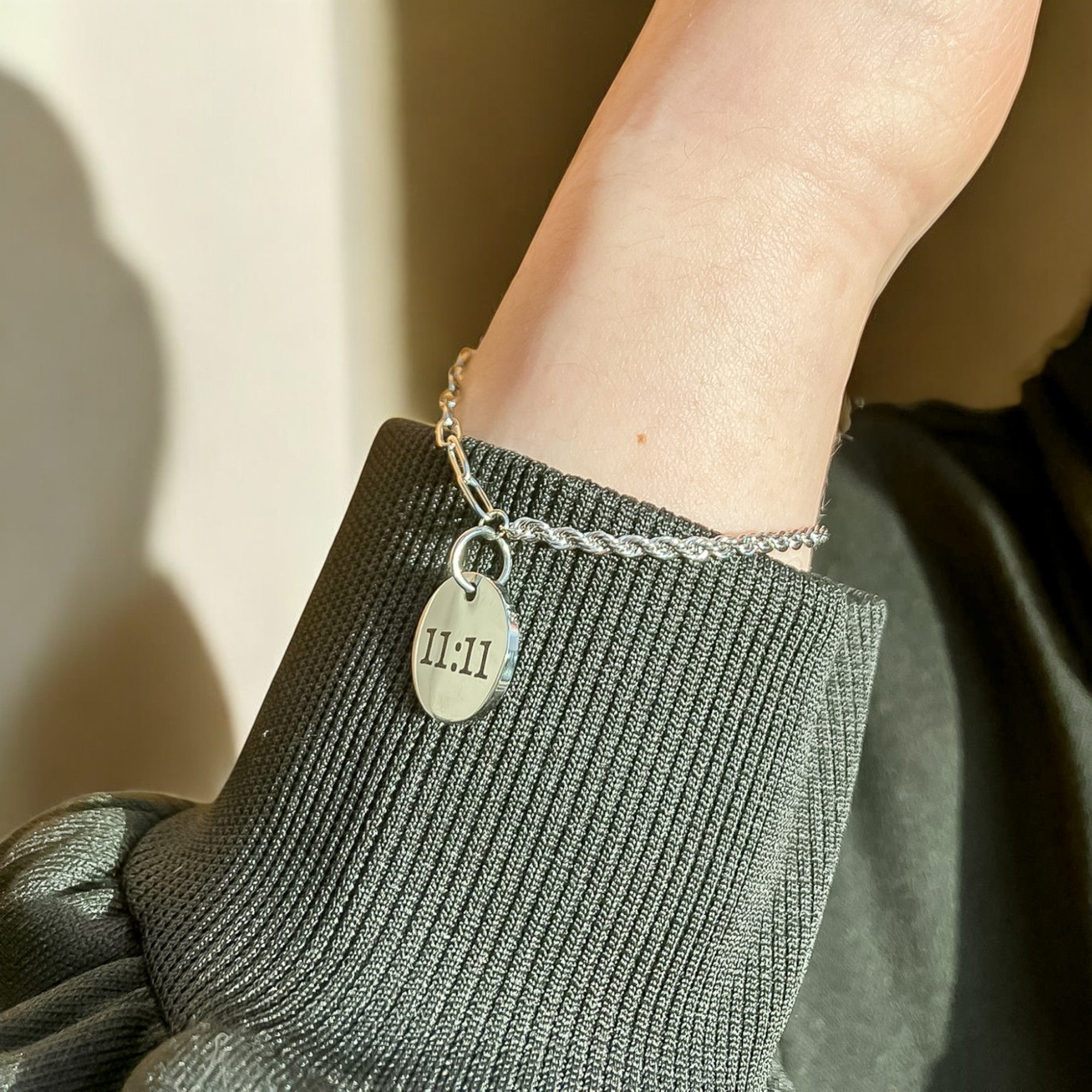 Gepersonaliseerde Armband met Ronde Hanger - Keelin Design