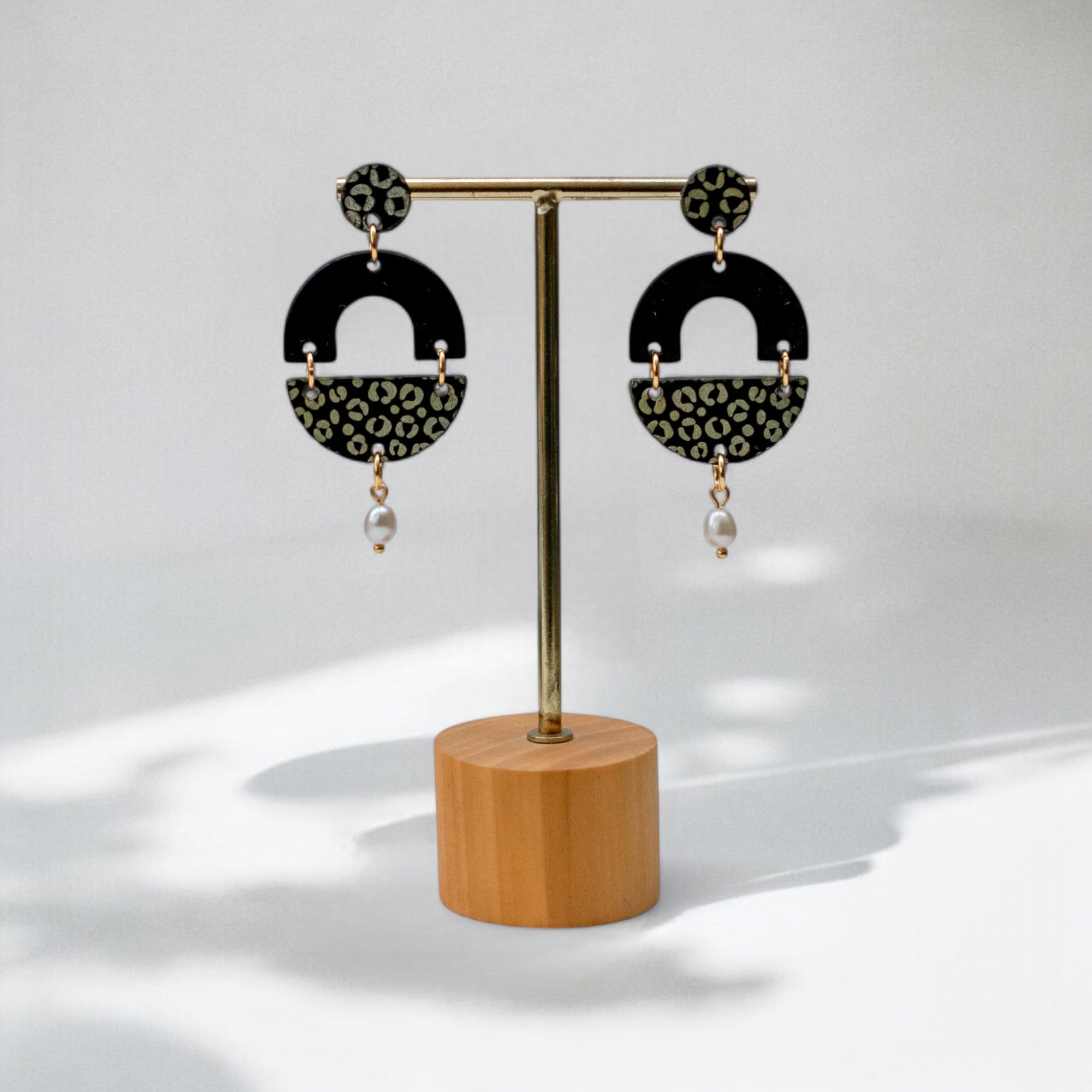 Sage - LEOPARD Statement met Zoetwaterparel Goud - Keelin Design