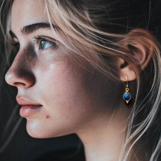 Keelin Design, Handmade Jewelry - Gold Plated Sterling Silver oorbellen met Lapis Lazuli, Mos Agaat of Rozenkwarts - Model foto