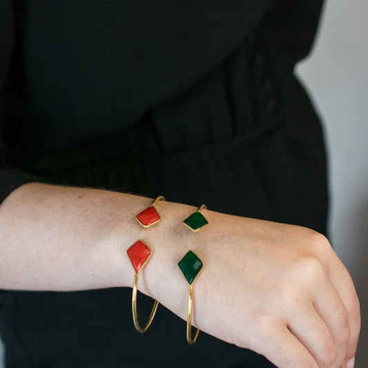 Keelin Design, Handmade Jewelry - Gold Plated 925 Sterling Silver bangle armband met groene Onyx of rood Koraal - Model foto 01