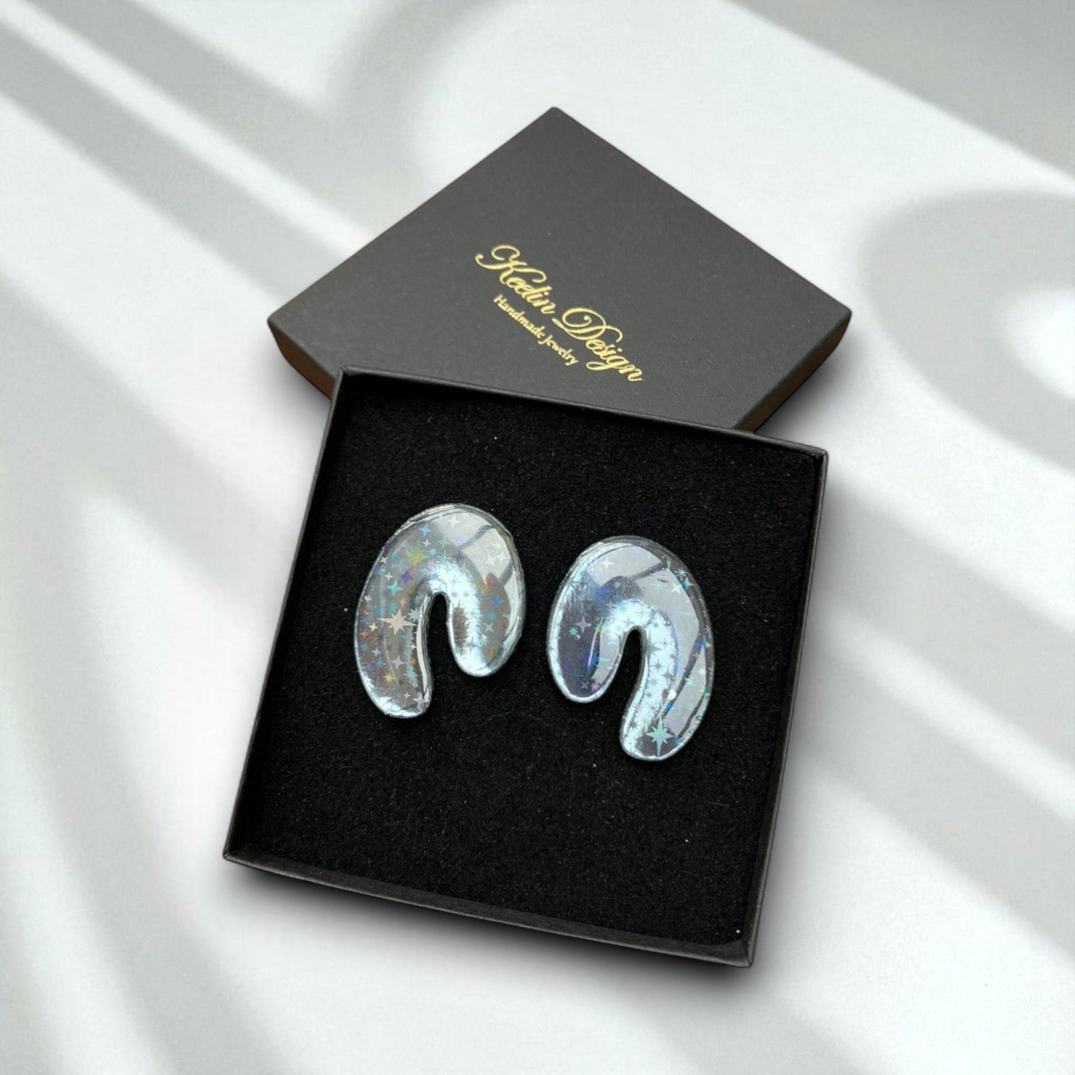 Keelin Design - Unieke laser-cut acryl oorbellen - Aurora - Holografische Oorbellen - Midi
