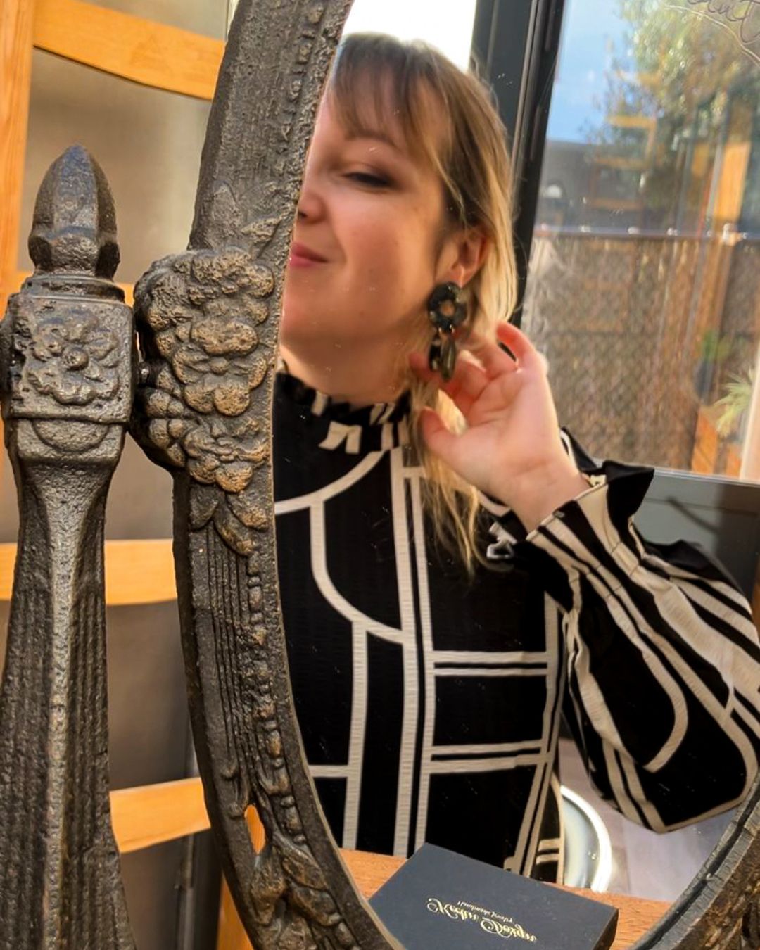 Ellen Kennes van Keelin Design - Belgische Juwelenontwerpster - Unieke handgemaakte acryl oorbellen en gegraveerde juwelen