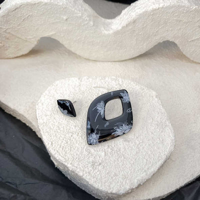 Keelin Design · Enchanta Asymmetrisch · Statement Geometrische Oorstekers · Witte Bloemen