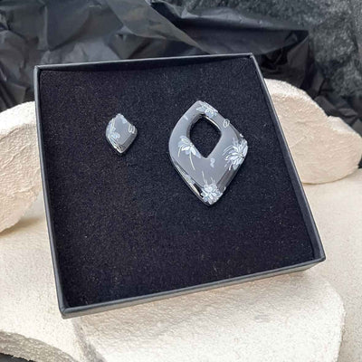 Keelin Design · Enchanta Asymmetrisch · Statement Geometrische Oorstekers · Witte Bloemen (in doosje)