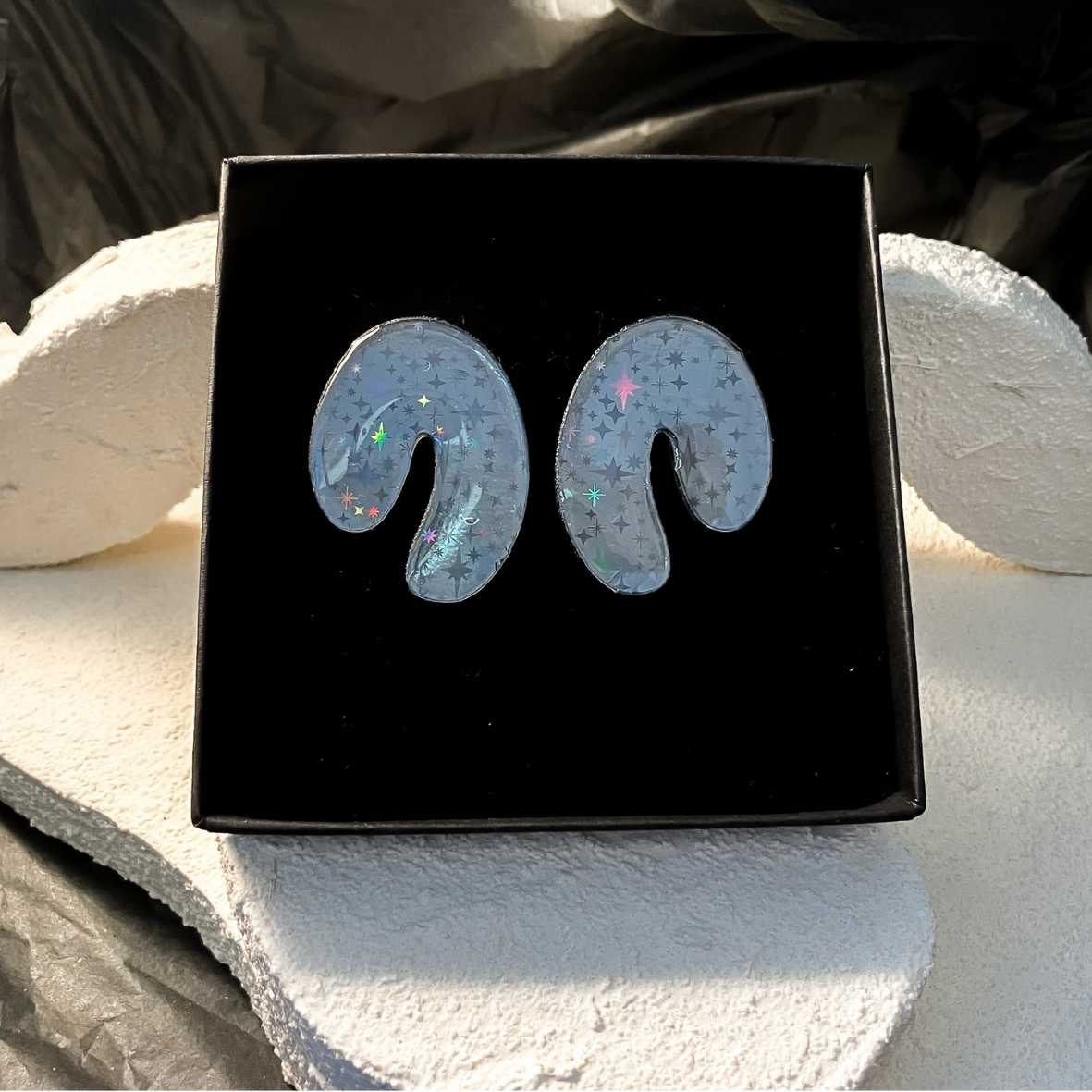 Keelin Design, Handgemaakte Oorbellen · Aurora · Statement Boog Oorbellen · Holografisch (in doosje)