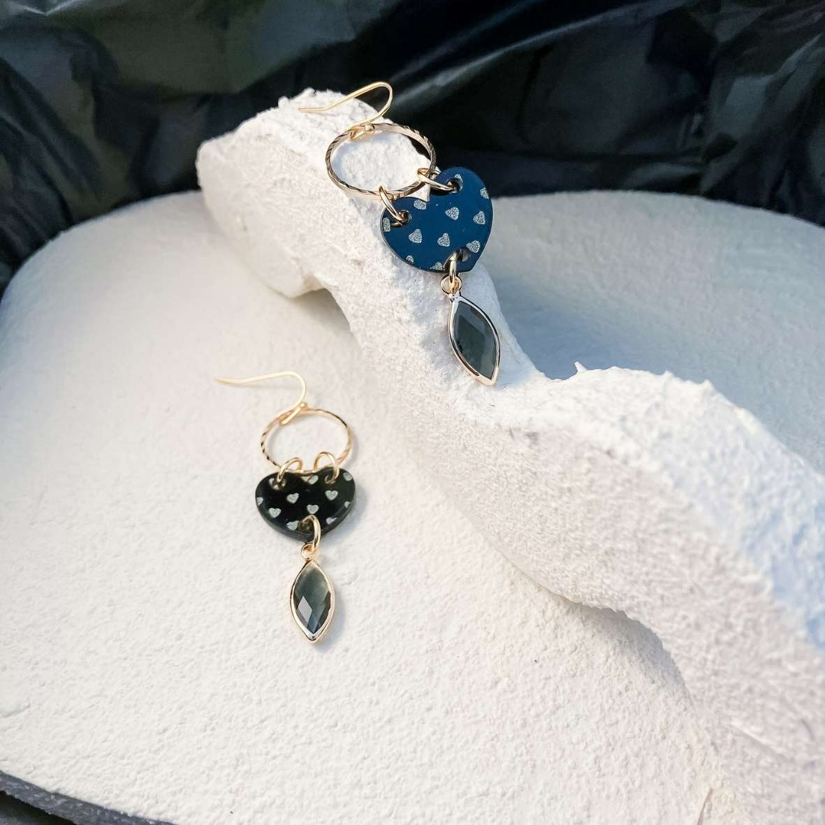 Keelin Design, Handgemaakte Oorbellen · Isabelle · Statement Hartjes Oorbellen met Metallic Gouden Hartjes Gravure · Glashanger