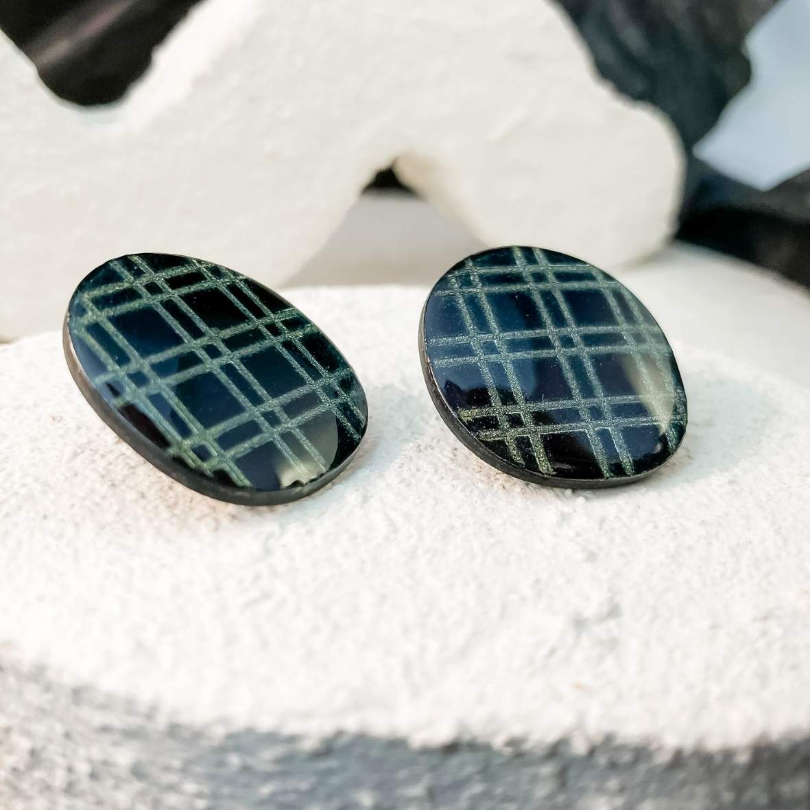 Keelin Design, Handgemaakte Oorbellen · Ivy · Statement Oorstekers · Geruit (close-up)