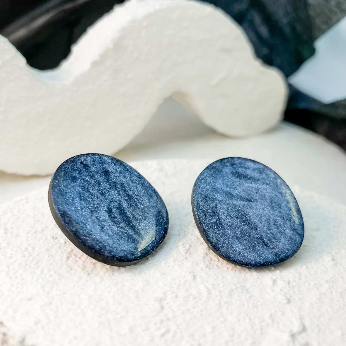 Keelin Design, Handgemaakte Oorbellen · Ivy · Statement Oorstekers · Wit (close-up)