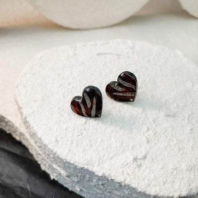 Keelin Design, Handgemaakte Oorbellen · Lia · MINI Hartjes Oorstekers met Metallic Gouden Zebra Gravure · Rood