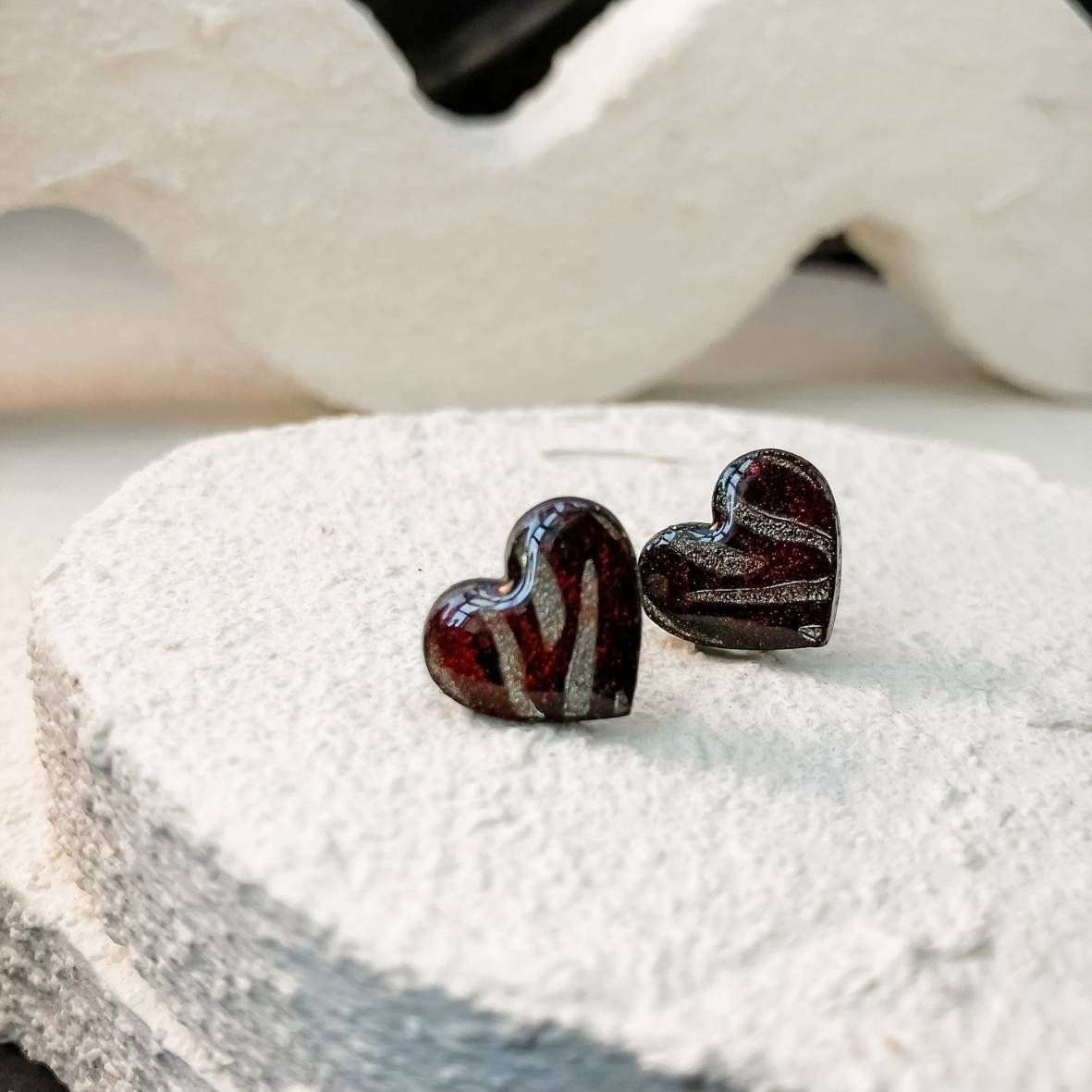 Keelin Design, Handgemaakte Oorbellen · Lia · MINI Hartjes Oorstekers met Metallic Gouden Zebra Gravure · Rood (close-up)