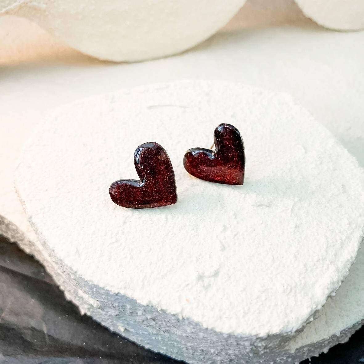 Keelin Design, Handgemaakte Oorbellen · Lilou · MINI Hartjes Oorstekers · Rood