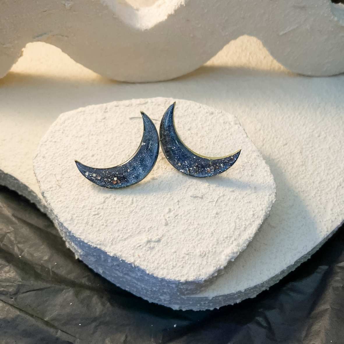 Keelin Design, Handgemaakte Oorbellen · Maan Oorbellen · Wit Met Gouden Glitter Details · Metallic kleuren