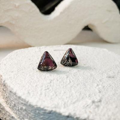 Keelin Design, Handgemaakte Oorbellen · Nova · MINI Driehoek Oorstekers · Floral Burgundy (close-up)