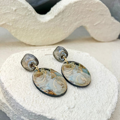 Keelin Design · Saar · Ovalen Oorbellen · Gouden Ochtendbloesem (close-up)