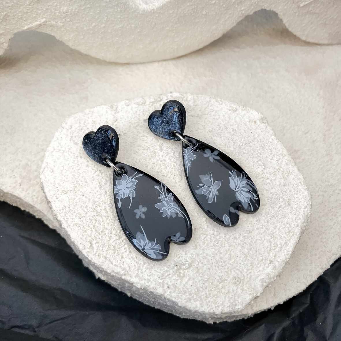 Keelin Design · Sophia · Hartjes Oorbellen · Witte Bloemen