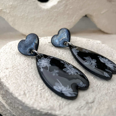 Keelin Design · Sophia · Hartjes Oorbellen · Witte Bloemen (close-up)