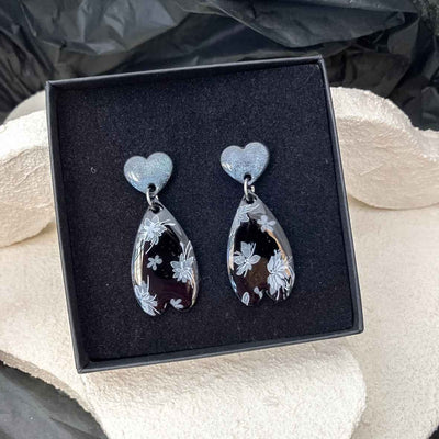 Keelin Design · Sophia · Hartjes Oorbellen · Witte Bloemen (in doosje)