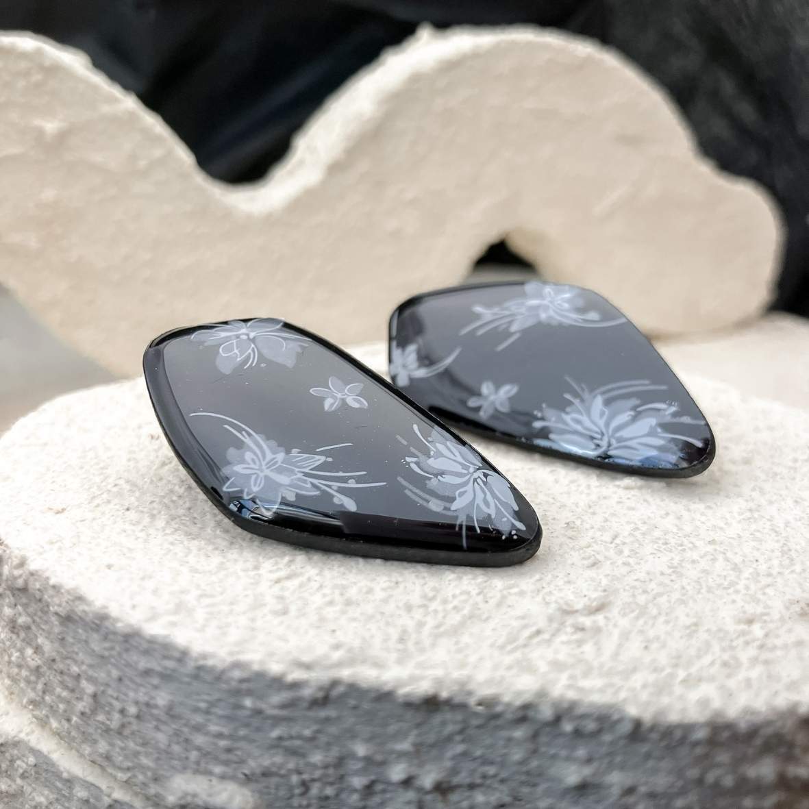 Keelin Design · Tess · Statement Geometrische Oorstekers · Witte Bloemen (close-up)