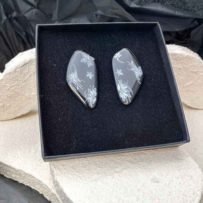 Keelin Design · Tess · Statement Geometrische Oorstekers · Witte Bloemen (in doosje)