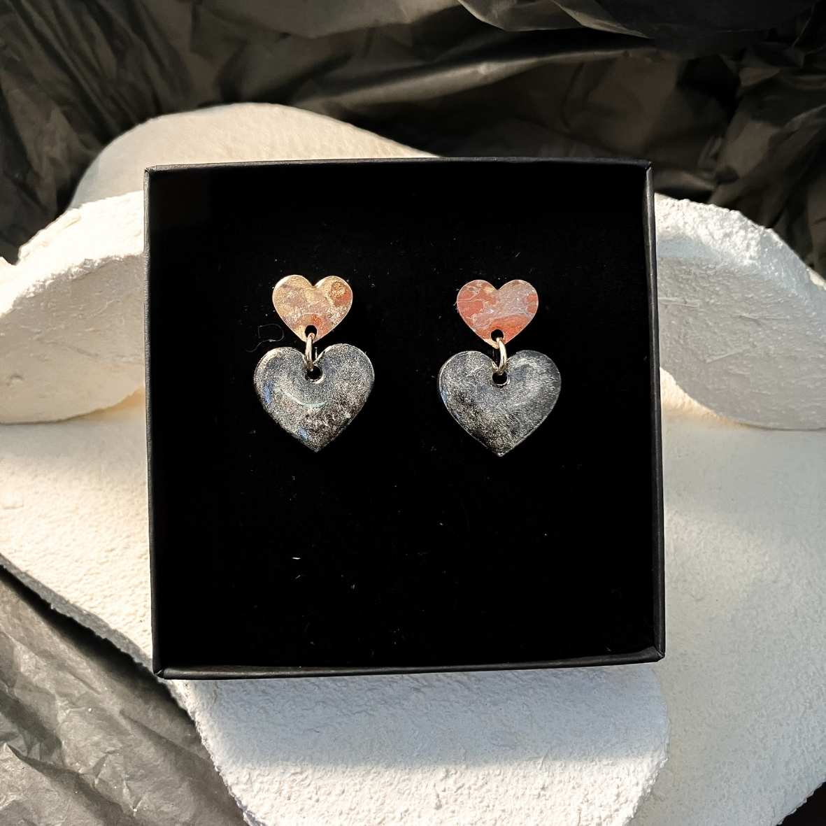Keelin Design, Handgemaakte Oorbellen · Aida · Handgeschilderde Hartjes Oorbellen · Metallic kleuren (in doosje)