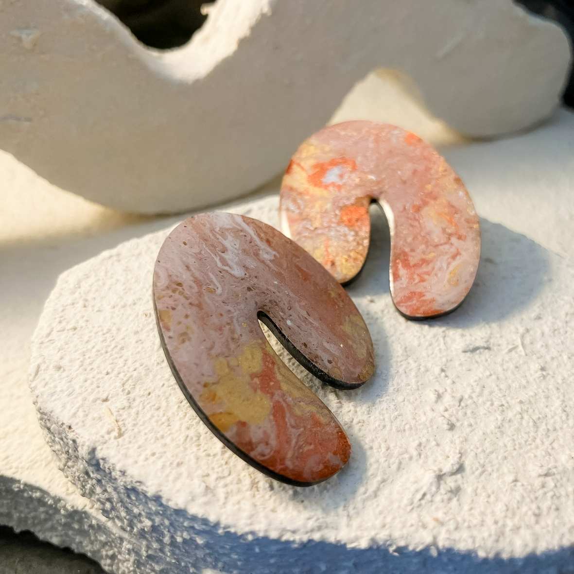 Keelin Design, Handgemaakte Oorbellen · Aurora · Statement Boog Oorbellen · Handgeschilderd Metallic (close-up)